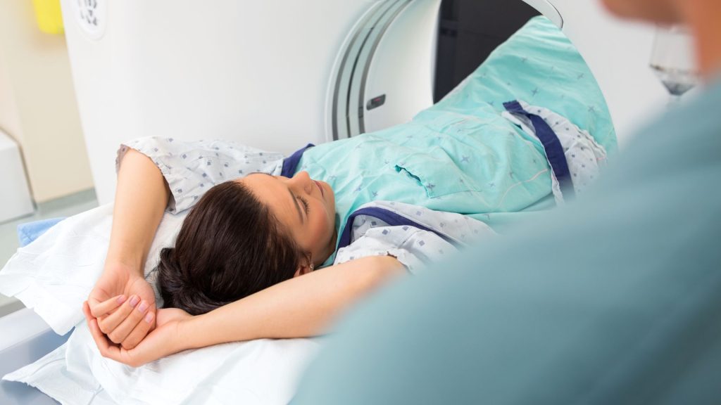 ¿Cuánto dura una tomografía de abdomen? 1 Cuánto tiempo toma el procedimiento